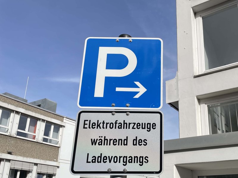   E-Auto-Parkplätze sind E-Autos vorbehalten. Ohne Ausnahme. 